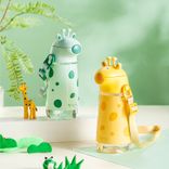 Neues Design Kids Cartton Tier Plastik Netter Pop -up -Deckelwasserflasche mit Gürtel 500 ml ~ 1000 ml Nelke