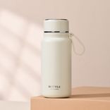 Großhandel isolierte Wasserflasche für Fitness und Sport mit Schlinge und Becherdeckel 500 ml ~ 1000 ml Schwarz